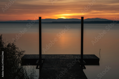 Fototapeta Naklejka Na Ścianę i Meble -  Jesienny świt nad Jeziorem Goczałkowickim.