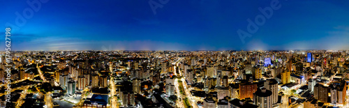 Noite dramática na região central de Campinas. Vida urbana em grandes centros a noite. 
