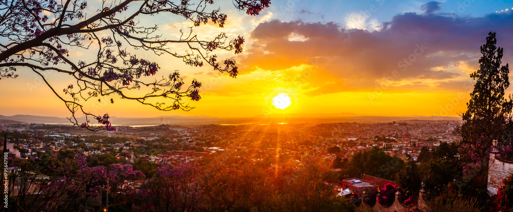Fototapeta premium Sunset in San Miguel de Allende Guanajuato seen from above