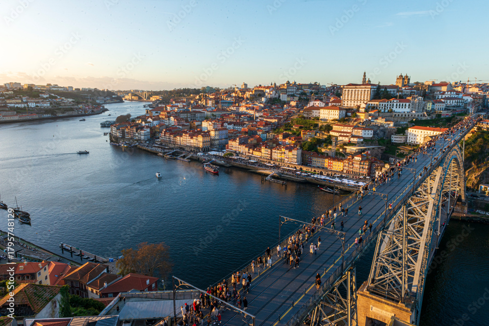 Fototapeta premium Oporto Puente de Don Luis I, Dom Luís I Bridge in Porto, Dom-Luís-I.-Brücke in Porto, ポルト ドン・ルイス1世橋, Pont Dom-Luís-I à Porto, Ponte Dom Luís I no Porto, 波尔图唐·路易斯一世大桥