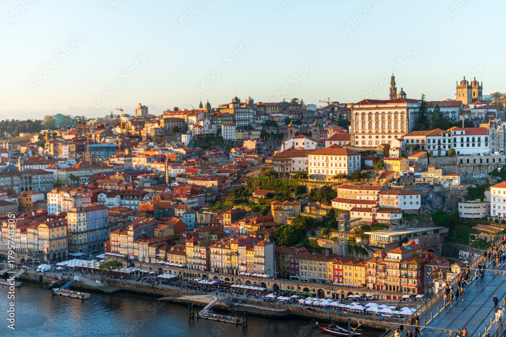 Fototapeta premium Atardecer en Oporto con vistas panorámicas de la ciudad y el río 2026, Sunset in Porto panoramic city and river views 2026, Panoramischer Sonnenuntergang über Porto und dem Fluss 2026, 2026年 ポルトの街と川のパ