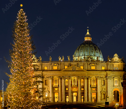 Der  Petersdom in Rom  zu Weihnachten