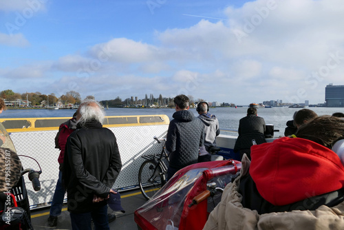 In viaggio sul traghetto per raggiungere Amsterdam Nord. Olanda