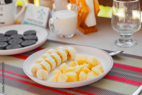 Desayuno Plato de Frutas Plátano y manzanas acompañado por Galletas