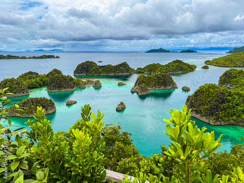 Fotografía Limestone islands in Raja Ampat at Piaynemo as seen from a drone