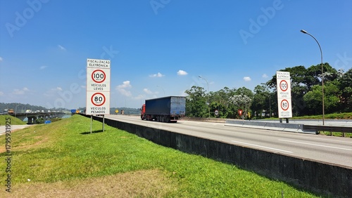 Um caminhão trafegando no Rodoanel Mário Covas, em São Bernardo do Campo, Estado de São Paulo, Brasil.