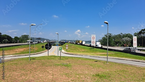 Cuadro en lienzo Veículos trafegando no rodoanel, em São Bernardo do Campo, Estado de São Paulo, Brasil