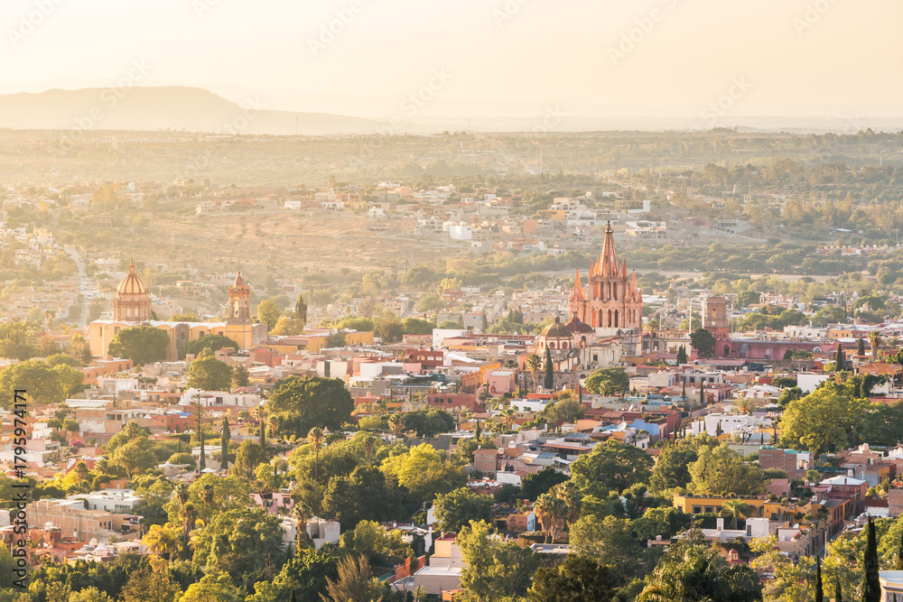 Naklejka premium Golden hour panoramic view of San Miguel de Allende, Mexico