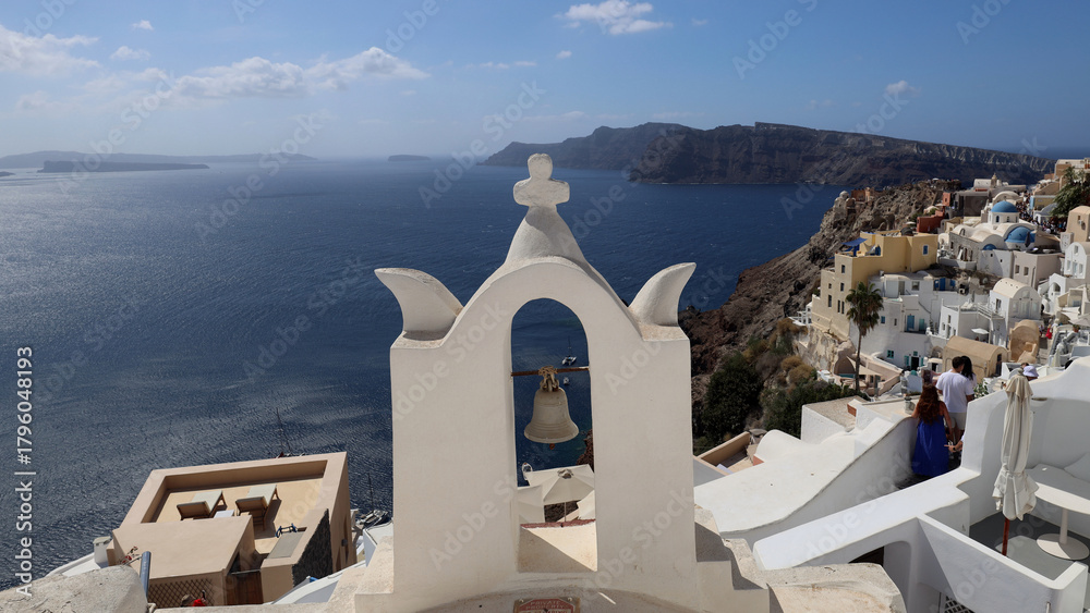 Fototapeta premium White houses on spectacular slopes of Santorini