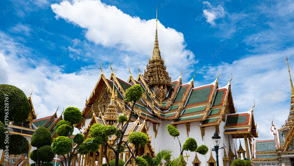 Obraz premium bangkok city canals river buildings traditional architecture busy smog capital