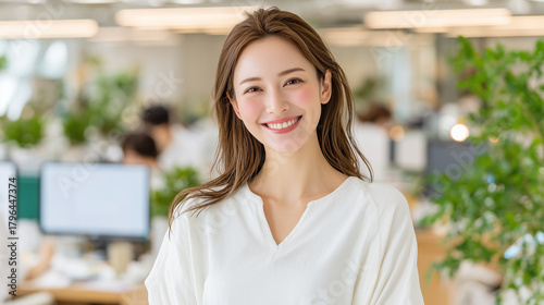 オフィスで笑顔を見せる若いビジネスウーマン