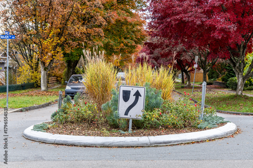 Obraz premium Autumn Roundabout Garden With Colorful Trees And Signage In New Westminster