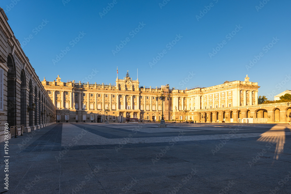 Obraz premium Royal Palace of Madrid, the official residence of the Spanish royal family at Madrid, Spain at dusk