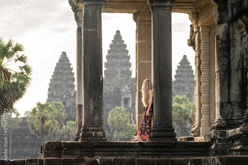 Tableau sur toile Woman traveling angkor wat admiring ancient temple architecture