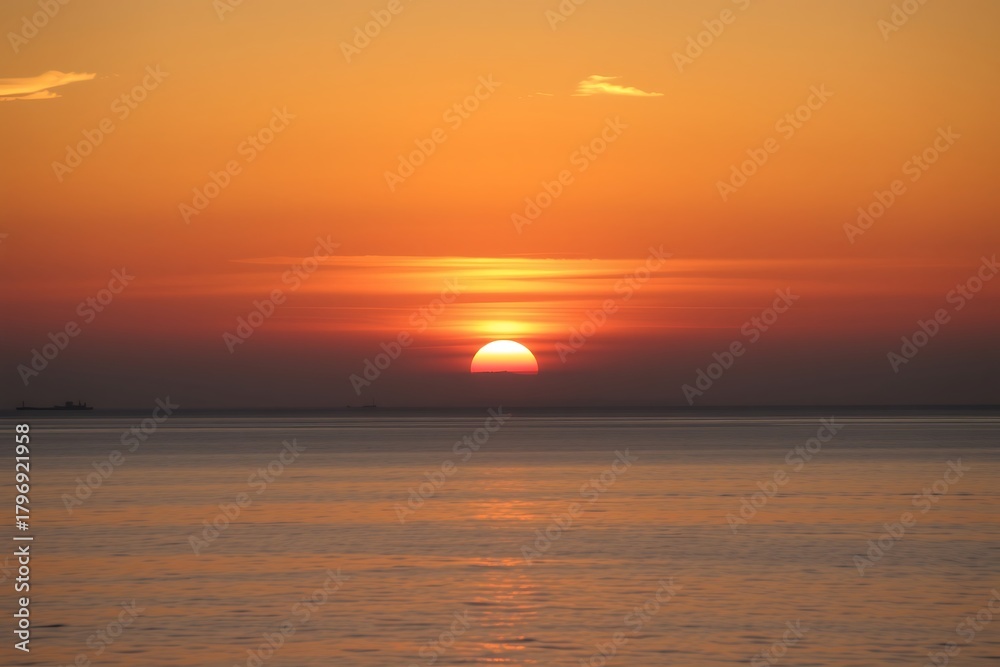 Obraz premium Generative AI radiant sunset over tranquil waters horizon.