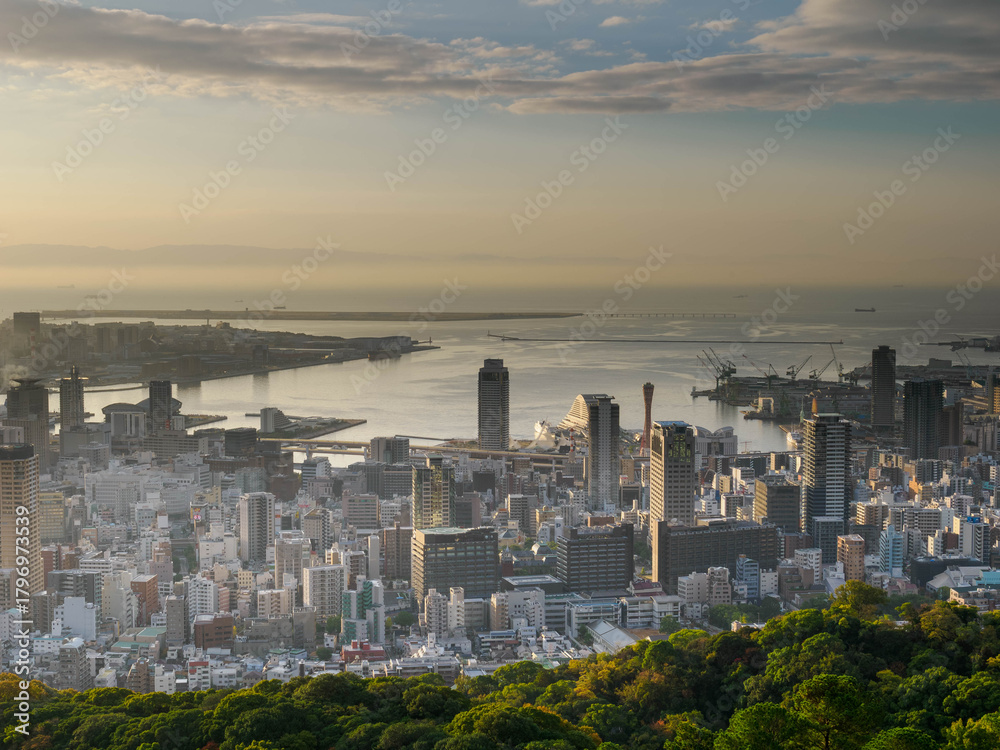 Naklejka premium 夜明けの、神戸の六甲山系の錨山から神戸市街地と神戸港と海