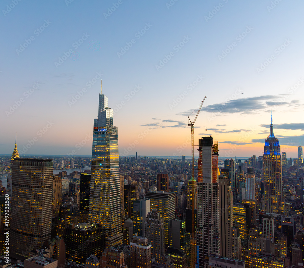 Obraz premium Manhattan skyscrapers seen from above at sunset