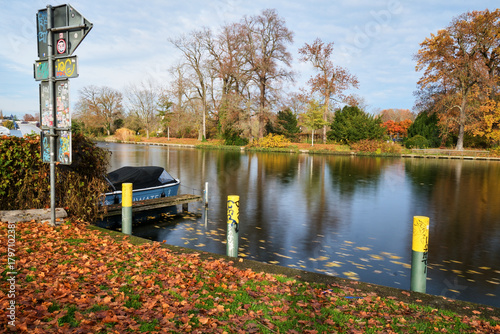 Spiegelung eines fließenden Gewässers in der Herbstlandschaft
