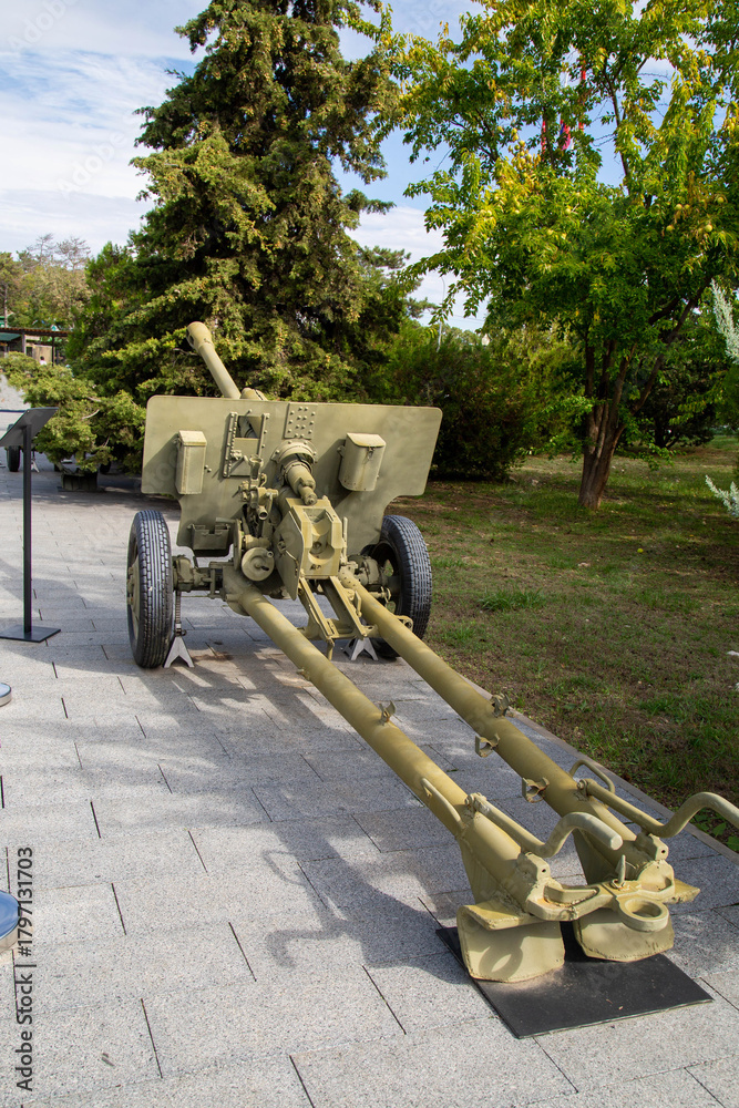 Obraz premium 76 mm divisional cannon on a clear sunny day. Military equipment of the Second World War.