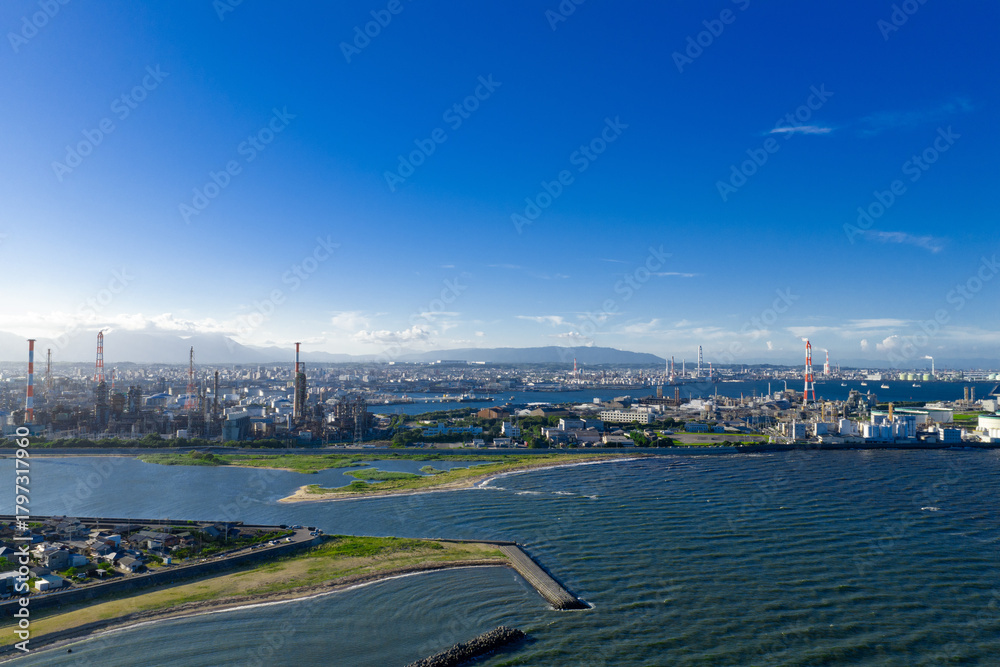 Fototapeta premium 磯津海岸から見た四日市コンビナート(ドローンによる空撮)