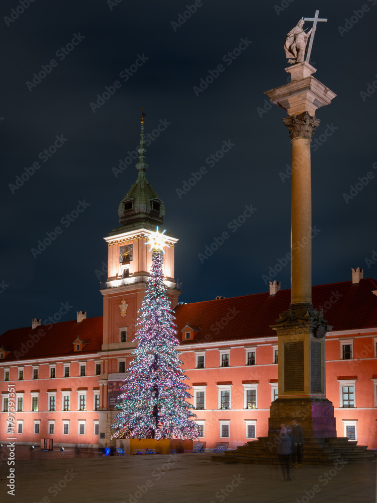 Obraz premium 2025-02-01; Warsaw's Central Square in the evening during the Christmas holidays