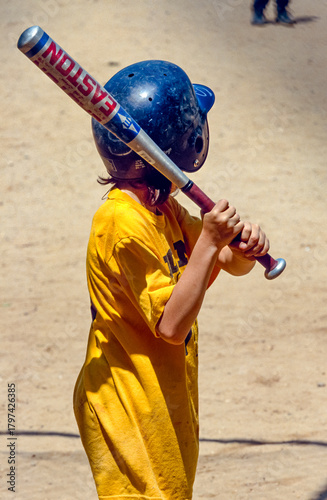 Historisches Farbfoto eines Kindes von hinten fotografiert, beim Baseball in seiner Position als 