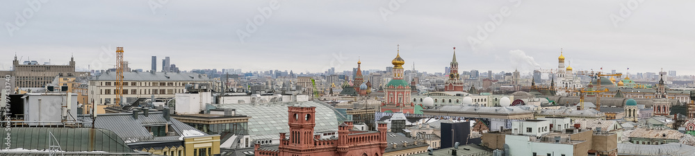 Naklejka premium Panoramic View of Moscows Cityscape Showcasing Historic Architecture and Modern Skyline Under a Cloudy Sky