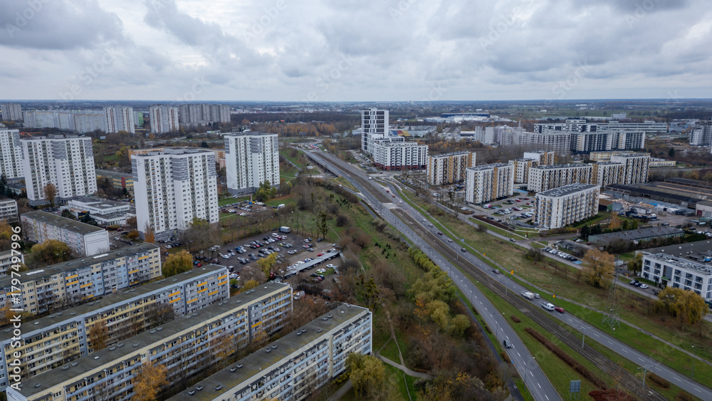 Obraz premium Overhead shot capturing the urban landscape, dense buildings, and a clear sky with cloud coverage.