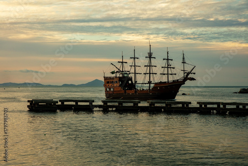 Foto View of a caravel, an old tourist boat, at sunset on the beach in the city of Balneario Camboriu, Santa Catarina, Brazil