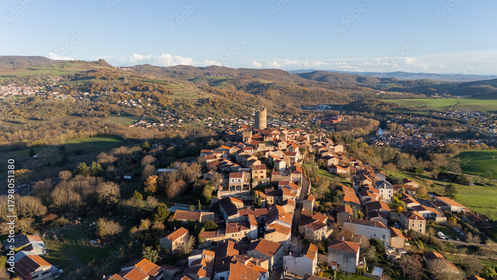 Obraz premium Vue aérienne sur le beau village de Montpeyroux en Auvergne l'un des plus beaux villages de France