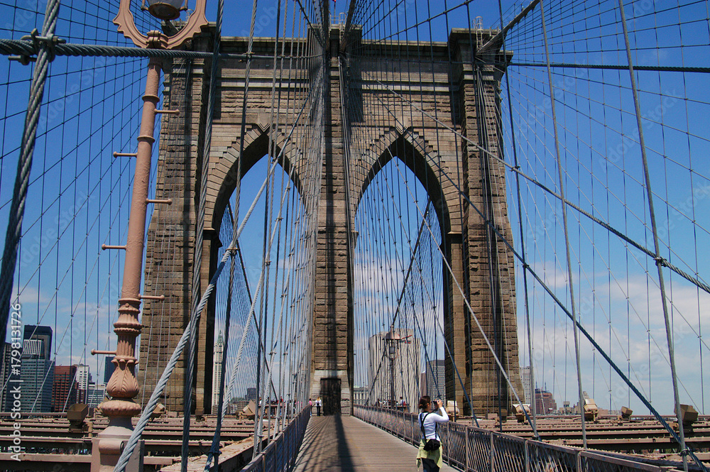 Fototapeta premium Tower of Brooklyn Bridge looking toward Manhattan