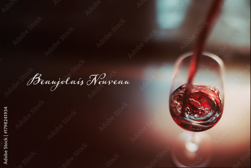Obraz premium Verre de vin rouge en cours de remplissage avec texte en français « Beaujolais Nouveau », célébration traditionnelle du 3ᵉ jeudi de novembre liée à la sortie du vin primeur