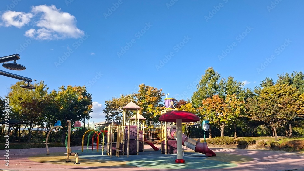 Obraz premium 놀이터,버섯,red and yellow, fall, autumn,leaves, nature, sky,leaf,season,가을 계절 낙엽 풍경