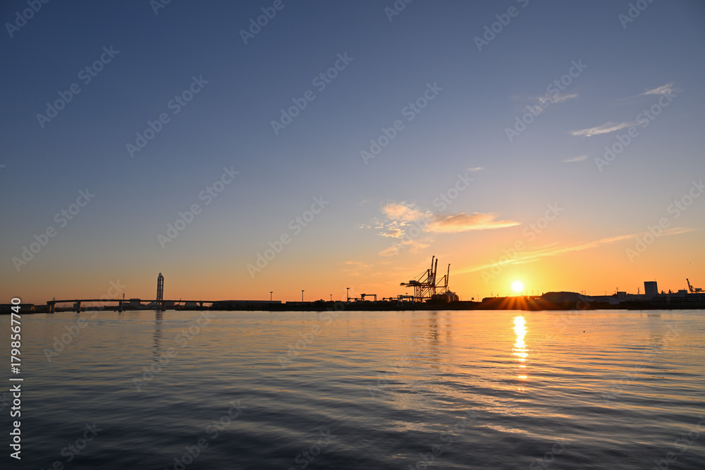 Naklejka premium 朝日に照らされた港の風景