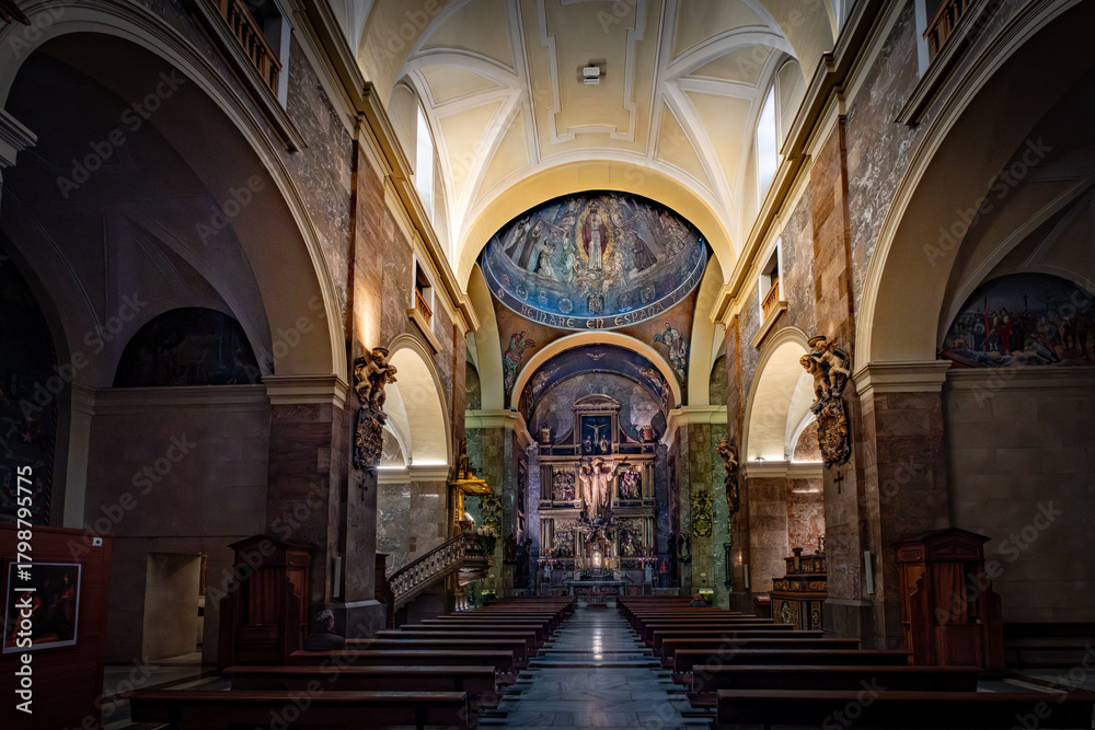 Fototapeta premium Valladolid, una ciudad europea en invierno, con espectaculares luces de colores brillantes.