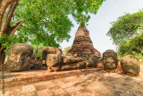 Canvas Print Stone heads of Buddha statues among ruins of Wat Ratchaburana