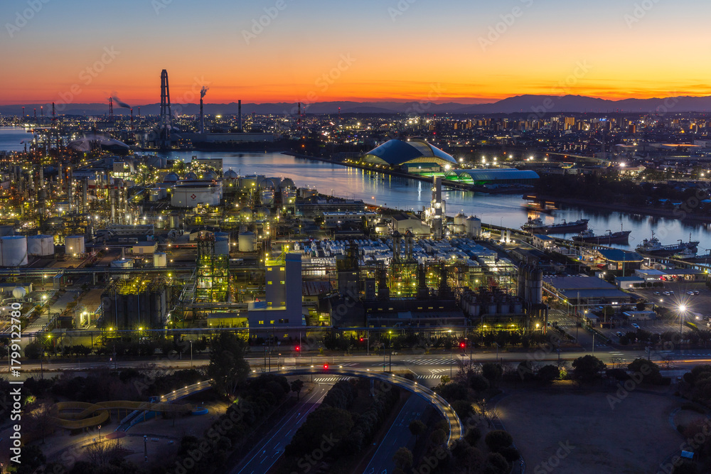 Fototapeta premium 日本の都市風景 工場夜景 三重県 夕暮れの四日市コンビナート