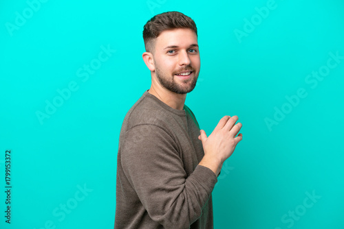 Canvas Print Young caucasian man isolated on blue background scheming something