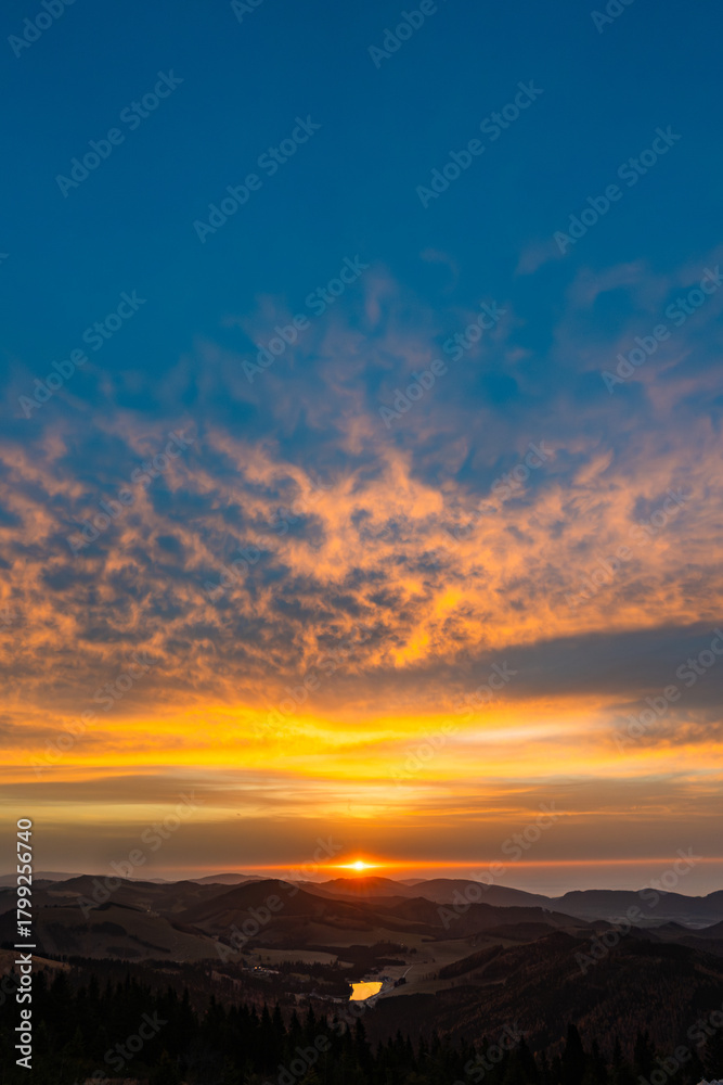 Fototapeta premium Sonnenaufgang Hochlantsch - Almenland - Teichalm - Oststeiermark - Sahara Staub - Steiermark - Österreich