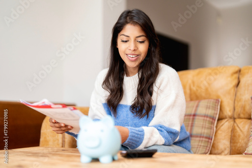 Φωτογραφία Woman budgeting and reviewing finances at home in cozy living room