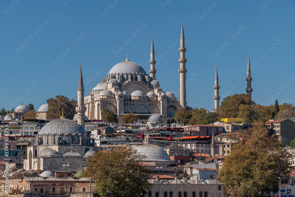 Obraz premium The Süleymaniye Mosque (Turkish: Süleymaniye Camii) is an Ottoman imperial mosque located on the Third Hill in Istanbul, Türkiye