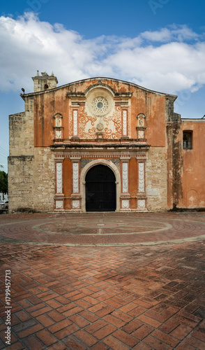 La primera universidad fundada en el Nuevo Mundo fue la Real y Pontificia Universidad de Santo Tomás de Aquino, establecida en Santo Domingo el 28 de octubre de 1538