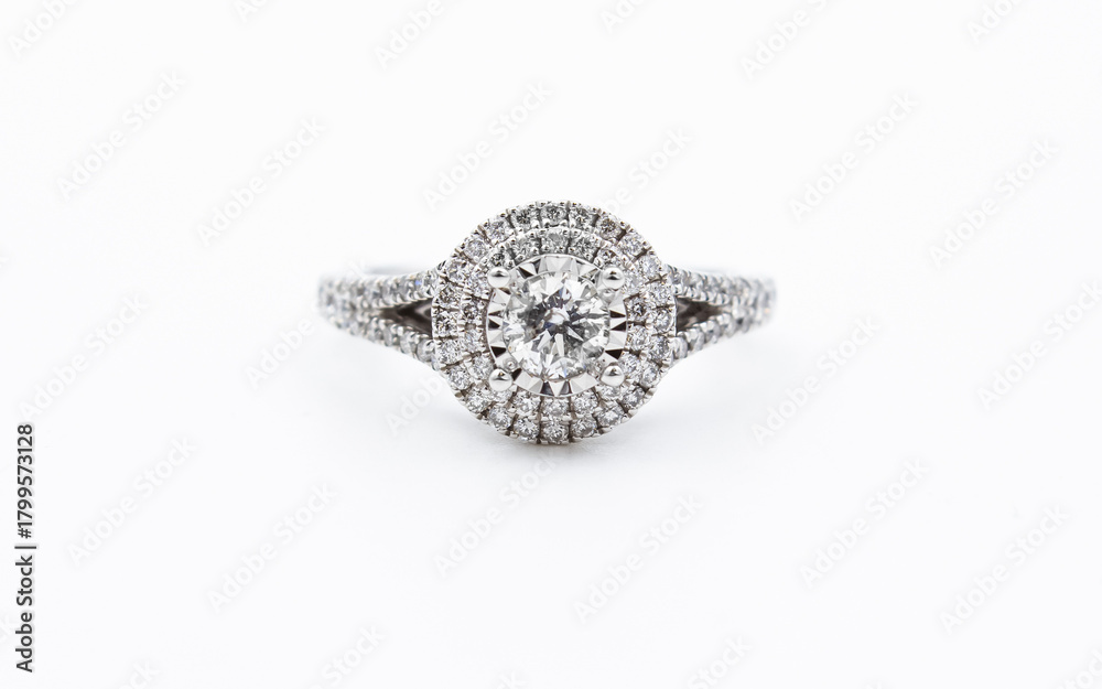 Fototapeta premium Beautiful round brilliant diamond wedding ring on a white background