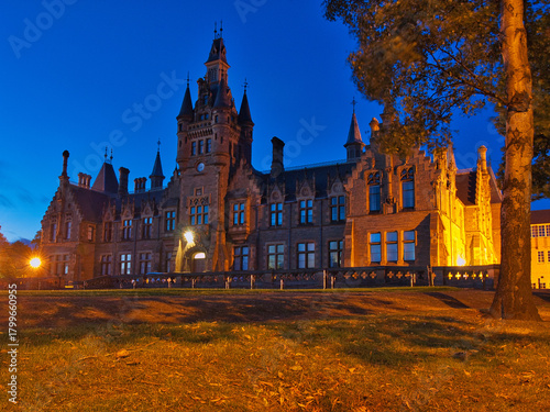 Akademia w mroku nocy.