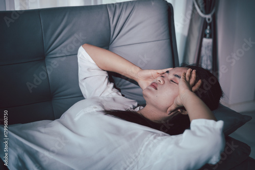 Foto Sorrowful woman sat alone, overwhelmed by emotion, her sad and unhappy expression revealing deep despair, stress and distress left feeling depressed