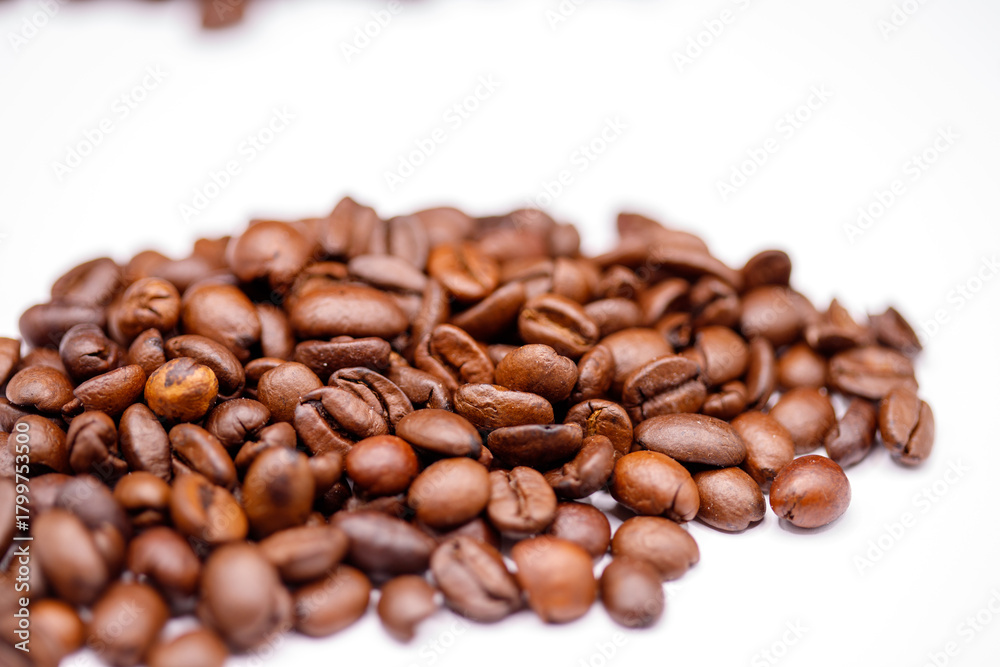 Naklejka premium Roasted coffee beans on white background
