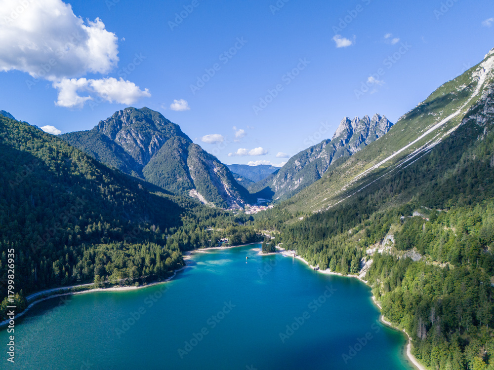Obraz premium Drohnenaufnahme Lago del Predil Italien - Alpiner Bergsee Panorama Luftaufnahme Berglandschaft Predilpass