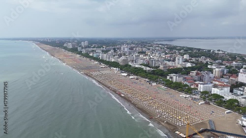 Drohnenaufnahme Lignano Sabbiadoro Strand Italien - Luftaufnahme Hafen Beach Resort Sommer Urlaubsziel