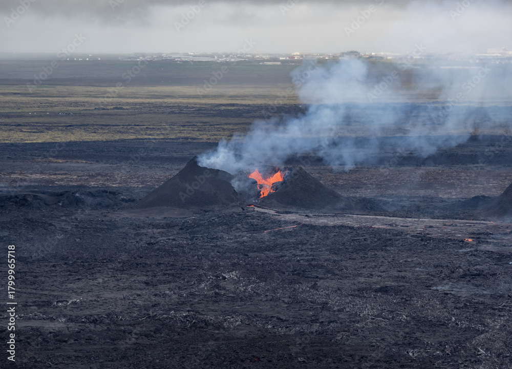 Obraz premium Sundhnukur volcano eruption in Iceland