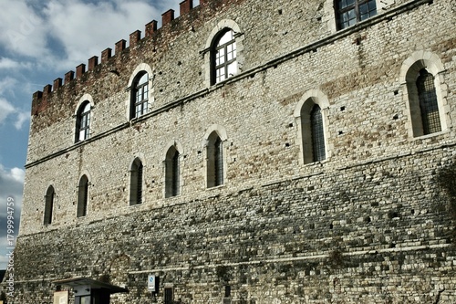 Mura medievale nella parte degli ampi saloni della Certosa per riunioni dei frati e religiosi